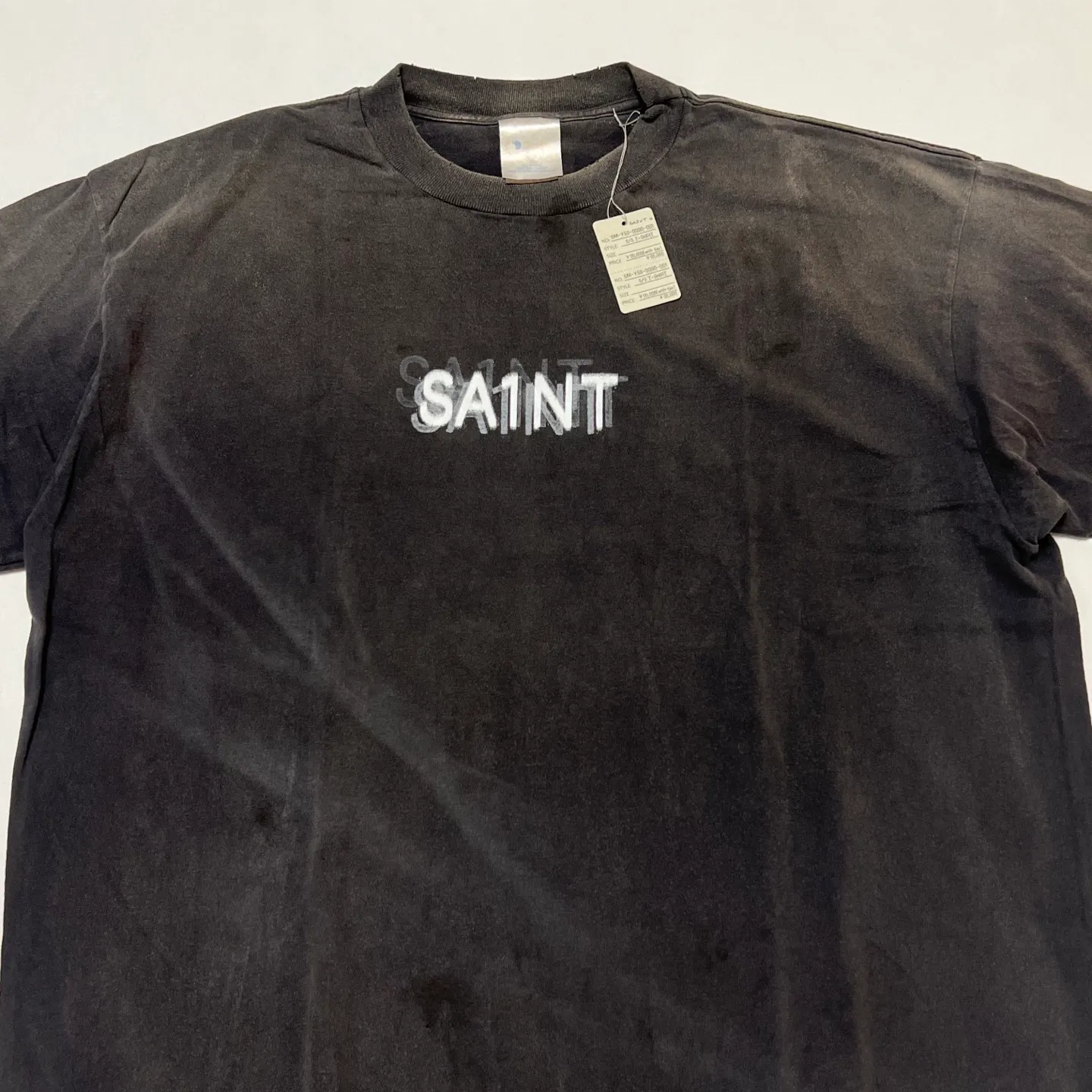 SAINT Mxxxxxx SEVEN DEADLY SS TEE/BLK Phantom SAINT Seven Deadly Sins Printed TEE Washed Black S-XL Look for cylindrical fabrics with no side seams. Don’t buy open width fabrics anymore. It’s boring. Assute garments are dyed. The whole piece is sprayed with Ma Liu. Then spray the heavy parts to fade. The collar and cuffs are frayed. Many hangings are frayed. Accessories are complete. Customized original consistent main mark/wash mark/little angel anti-counterfeiting mark.